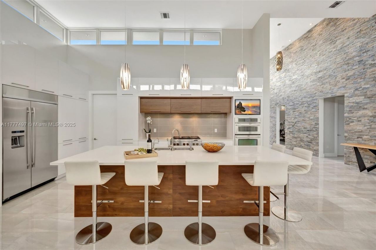 907 Diplomat Pkwy, Hallandale Beach, FL 33009 Photo