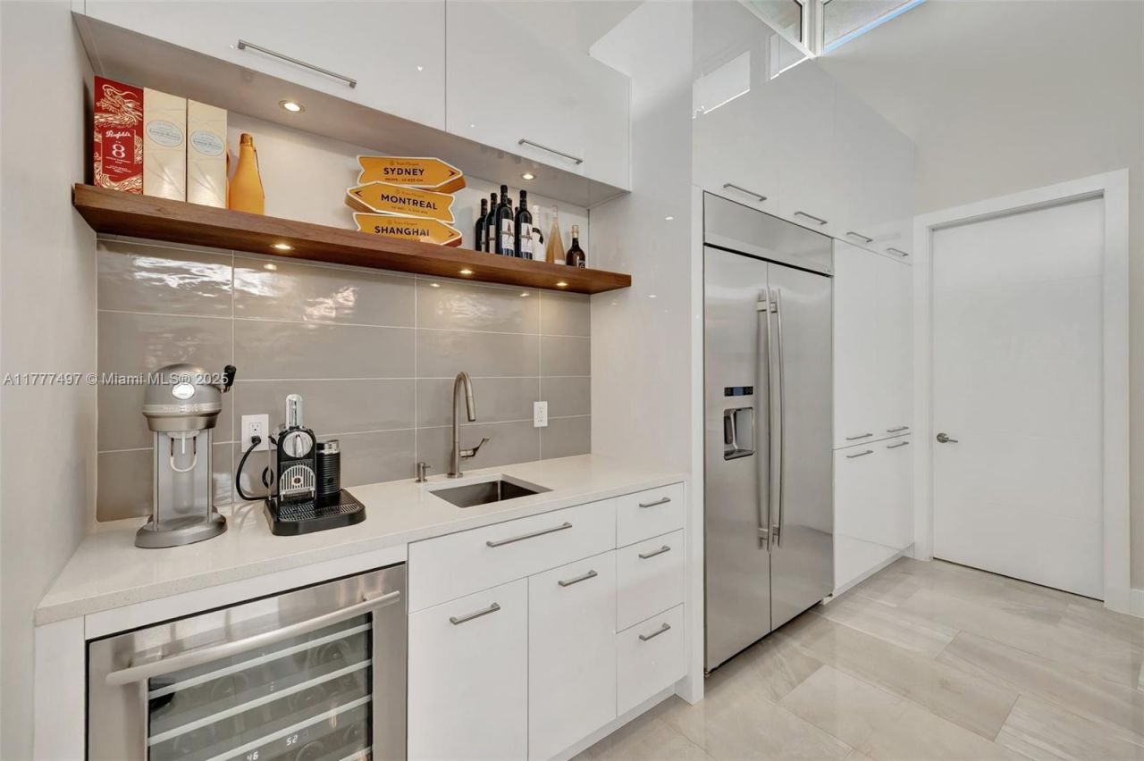 907 Diplomat Pkwy, Hallandale Beach, FL 33009 Photo