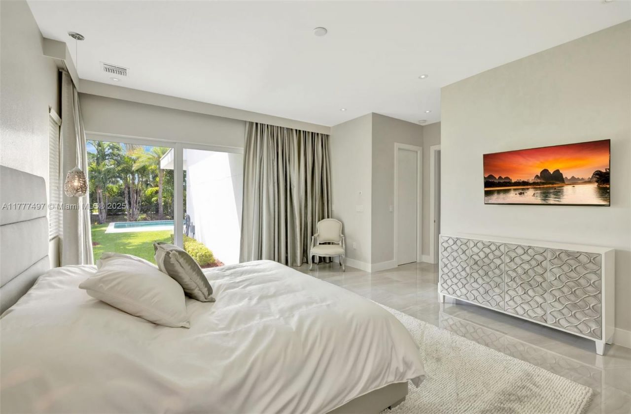 907 Diplomat Pkwy, Hallandale Beach, FL 33009 Photo