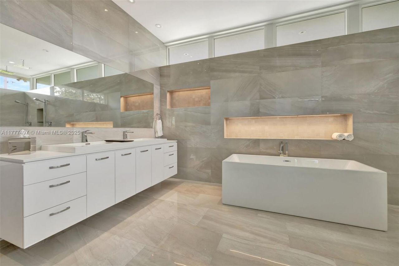 907 Diplomat Pkwy, Hallandale Beach, FL 33009 Photo