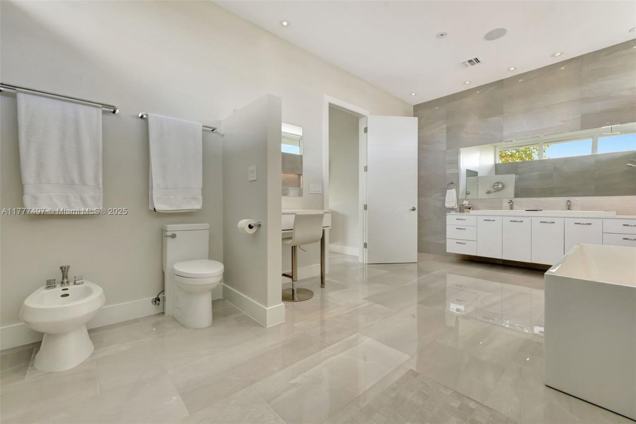 907 Diplomat Pkwy, Hallandale Beach, FL 33009 Photo