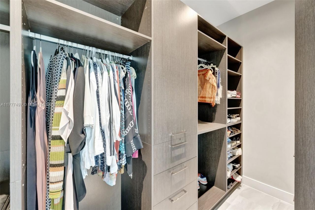 907 Diplomat Pkwy, Hallandale Beach, FL 33009 Photo