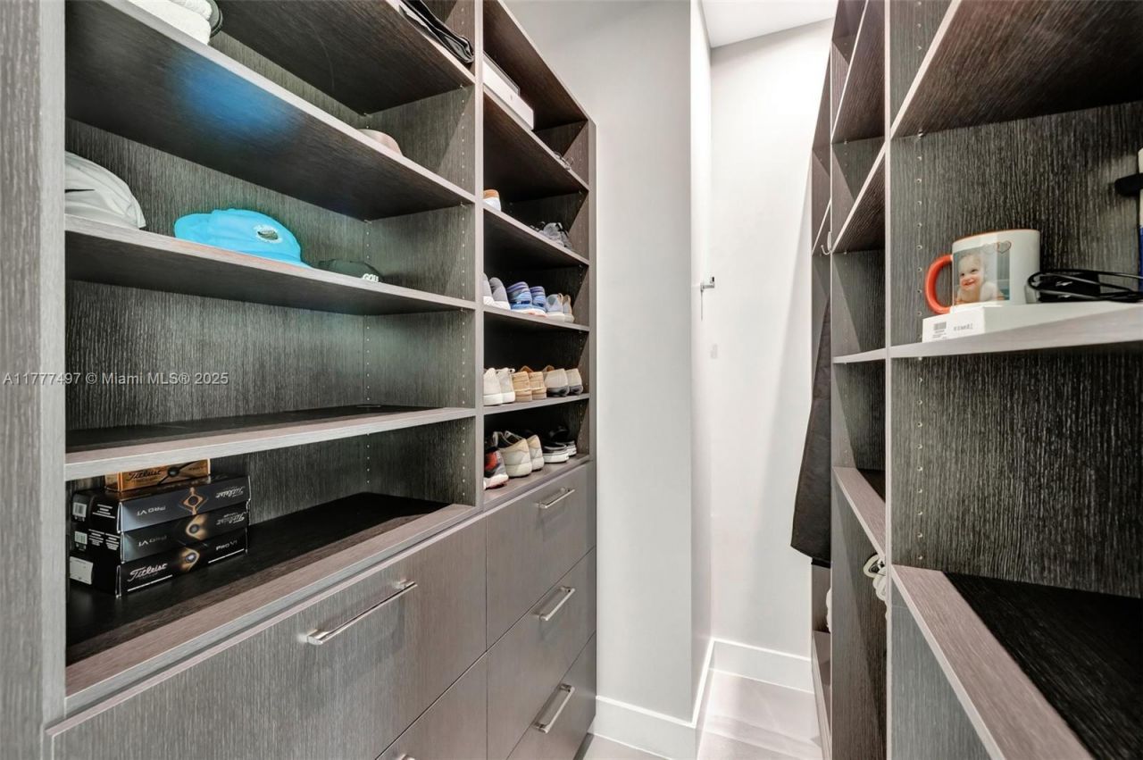 907 Diplomat Pkwy, Hallandale Beach, FL 33009 Photo