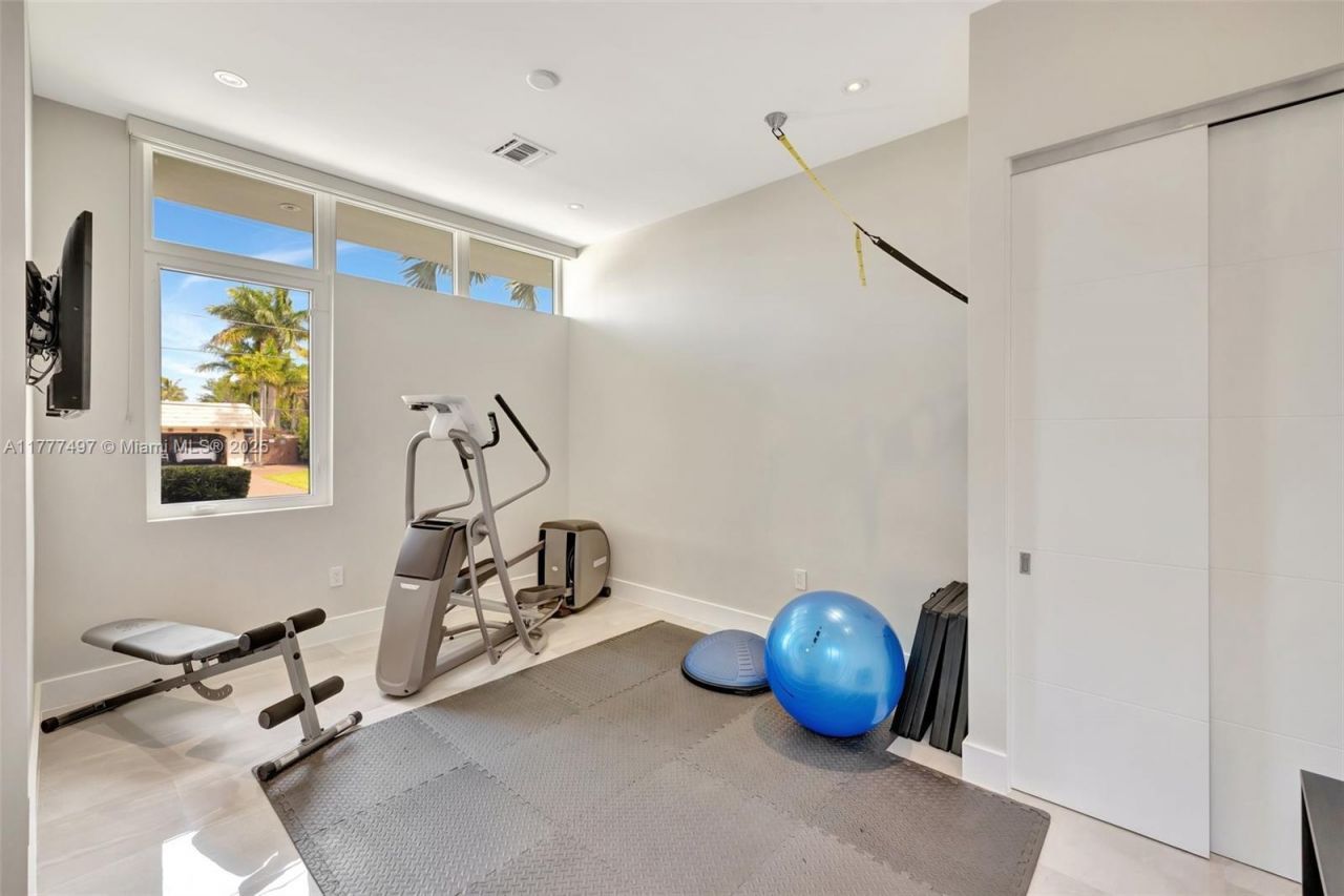 907 Diplomat Pkwy, Hallandale Beach, FL 33009 Photo