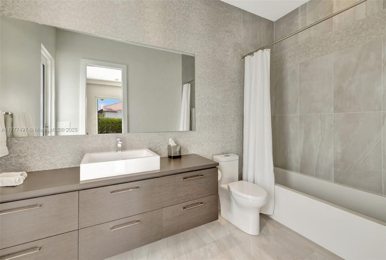 907 Diplomat Pkwy, Hallandale Beach, FL 33009 Photo