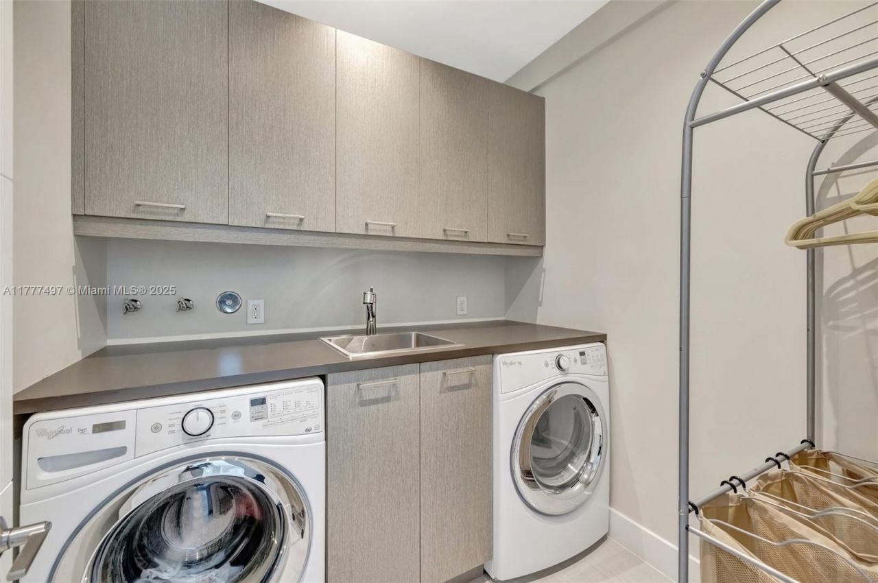 907 Diplomat Pkwy, Hallandale Beach, FL 33009 Photo