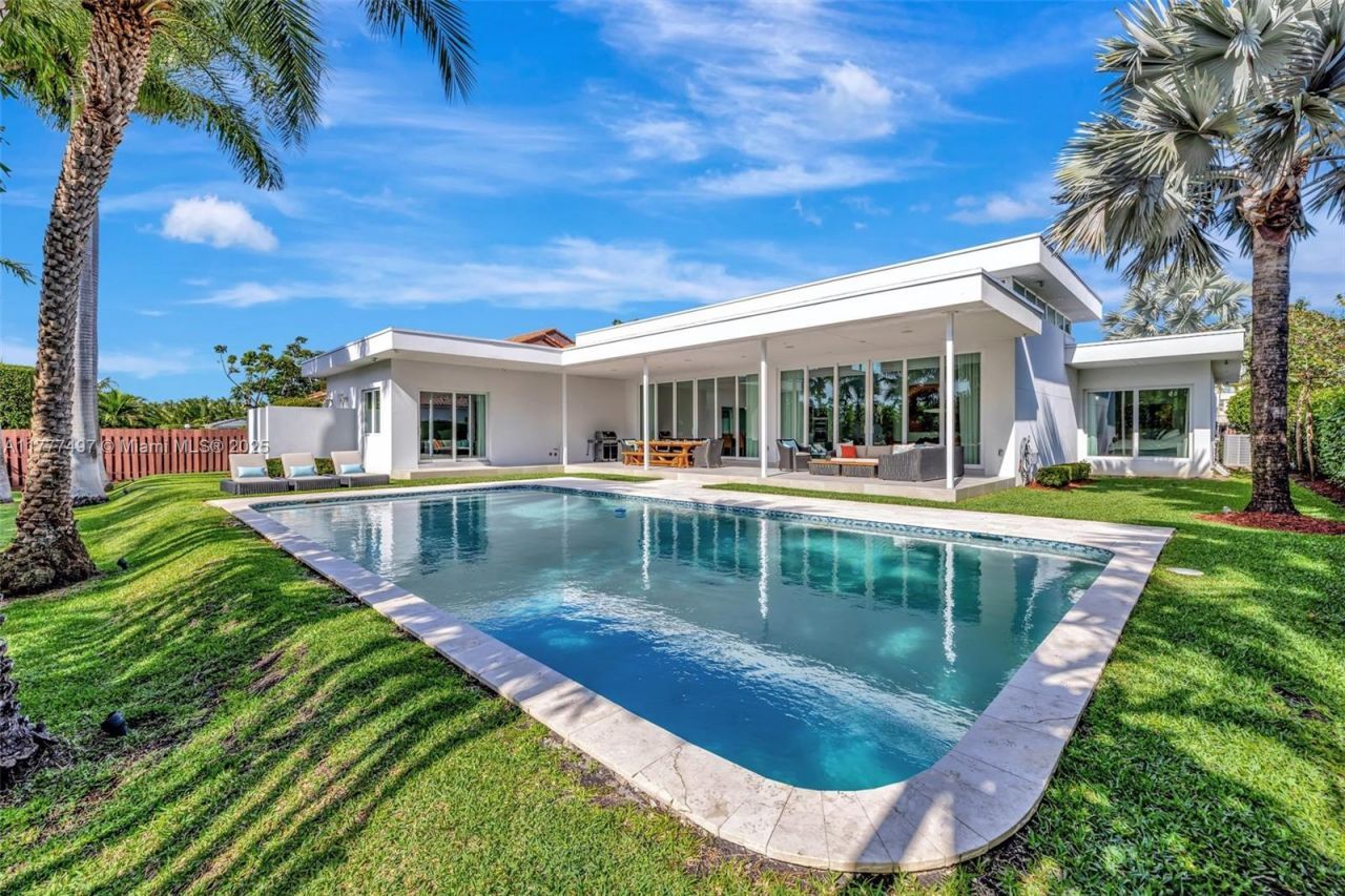 907 Diplomat Pkwy, Hallandale Beach, FL 33009 Photo