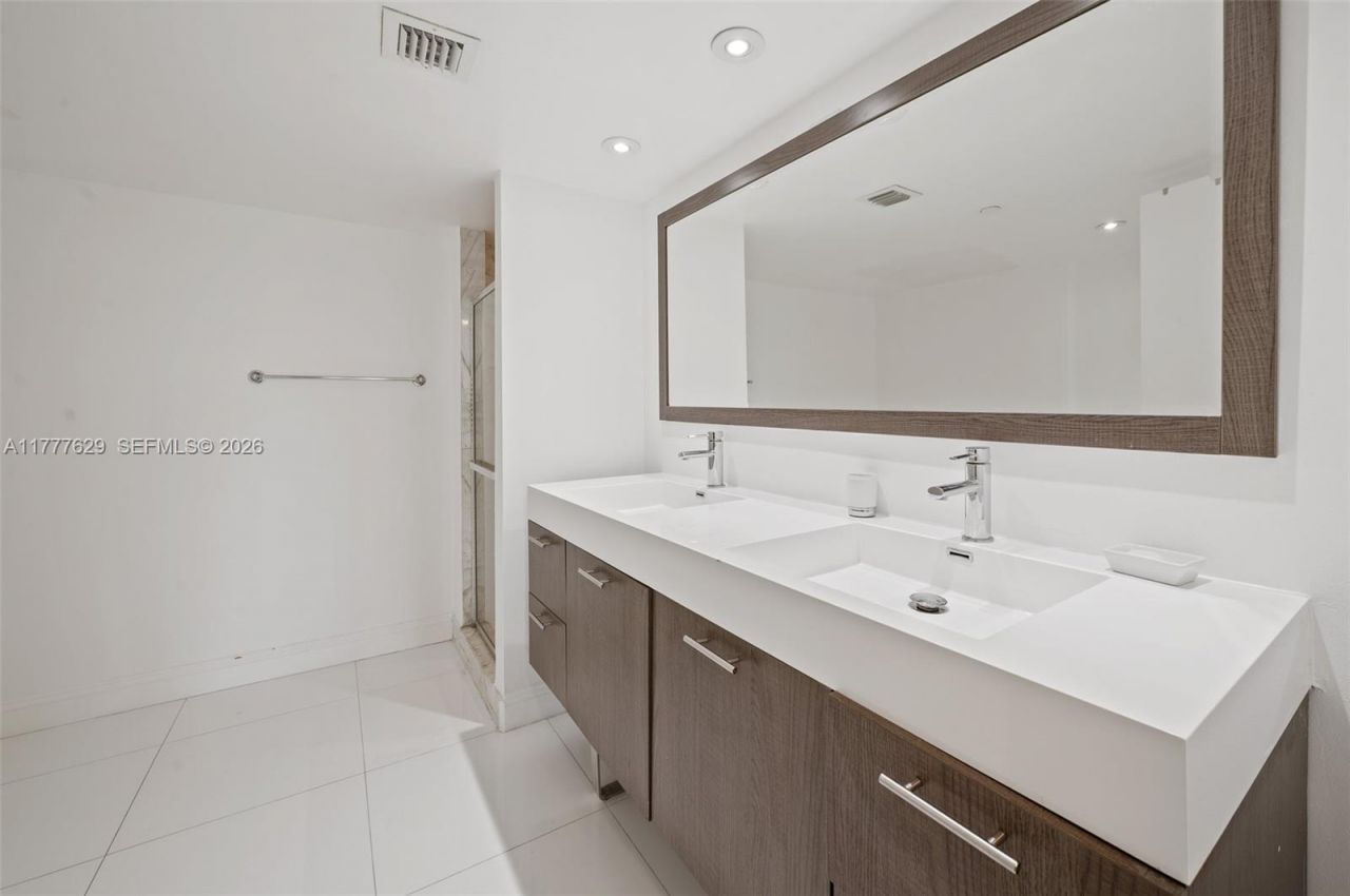 2000 Towerside Ter, Unit 805, Miami, FL 33138 Photo