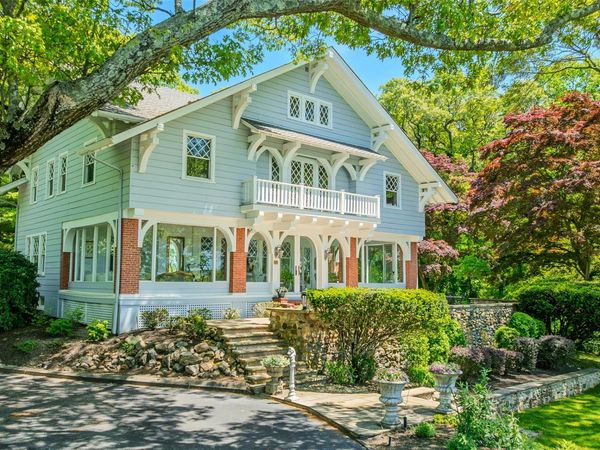 10 Pine Path, Port Jefferson, NY 11777