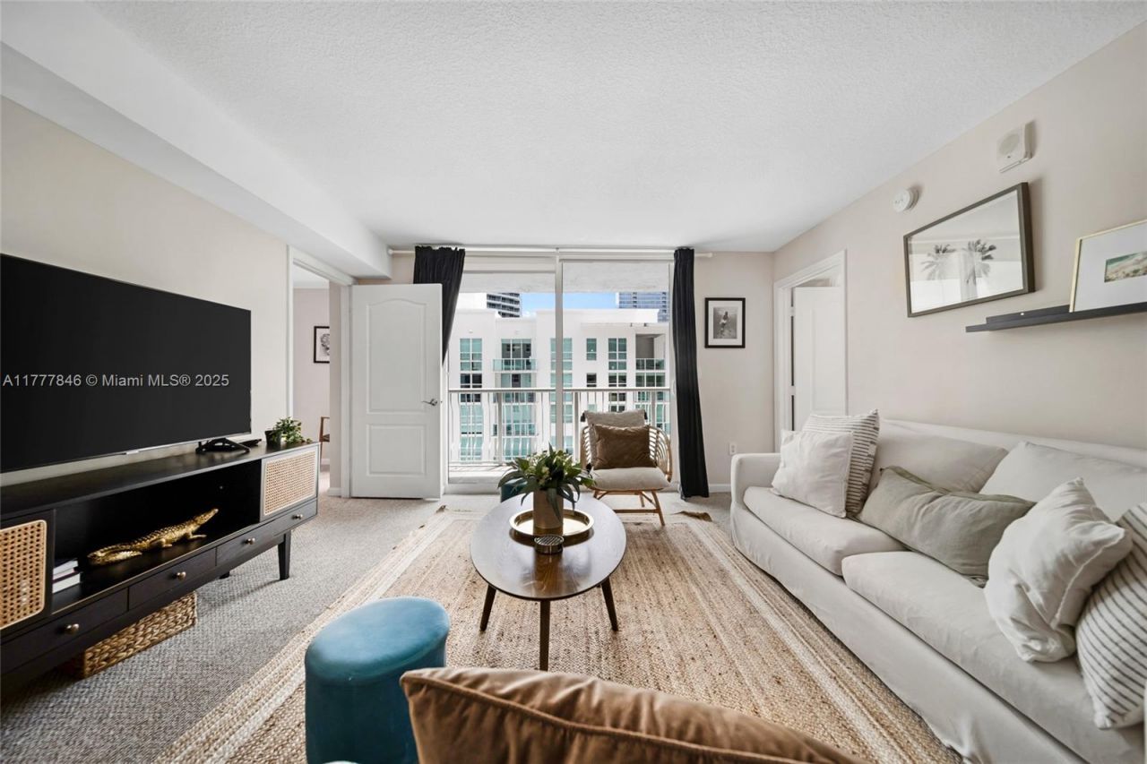 1200 Brickell Bay Dr, Unit 2515, Miami, FL 33131 Photo