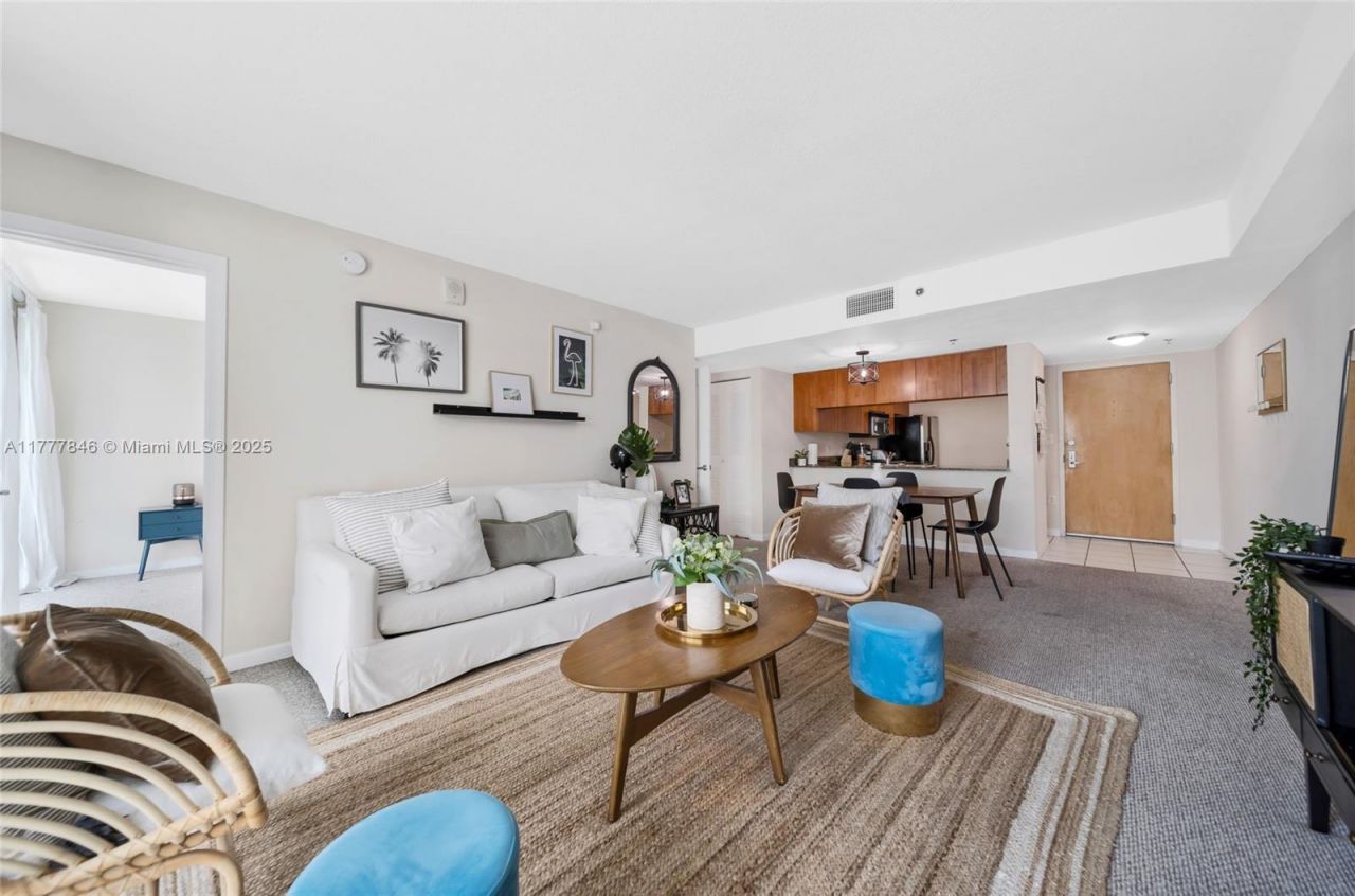 1200 Brickell Bay Dr, Unit 2515, Miami, FL 33131 Photo