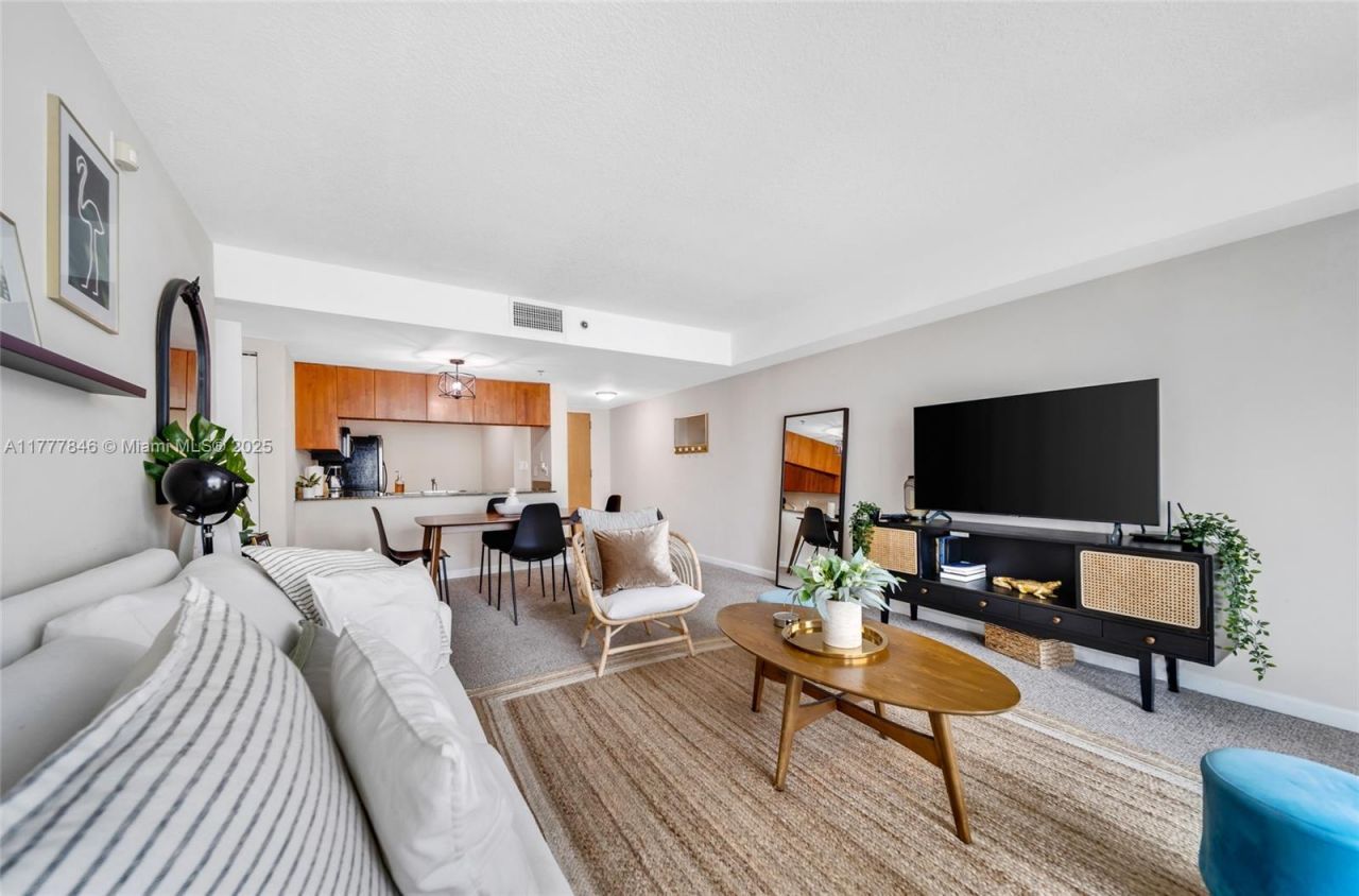 1200 Brickell Bay Dr, Unit 2515, Miami, FL 33131 Photo