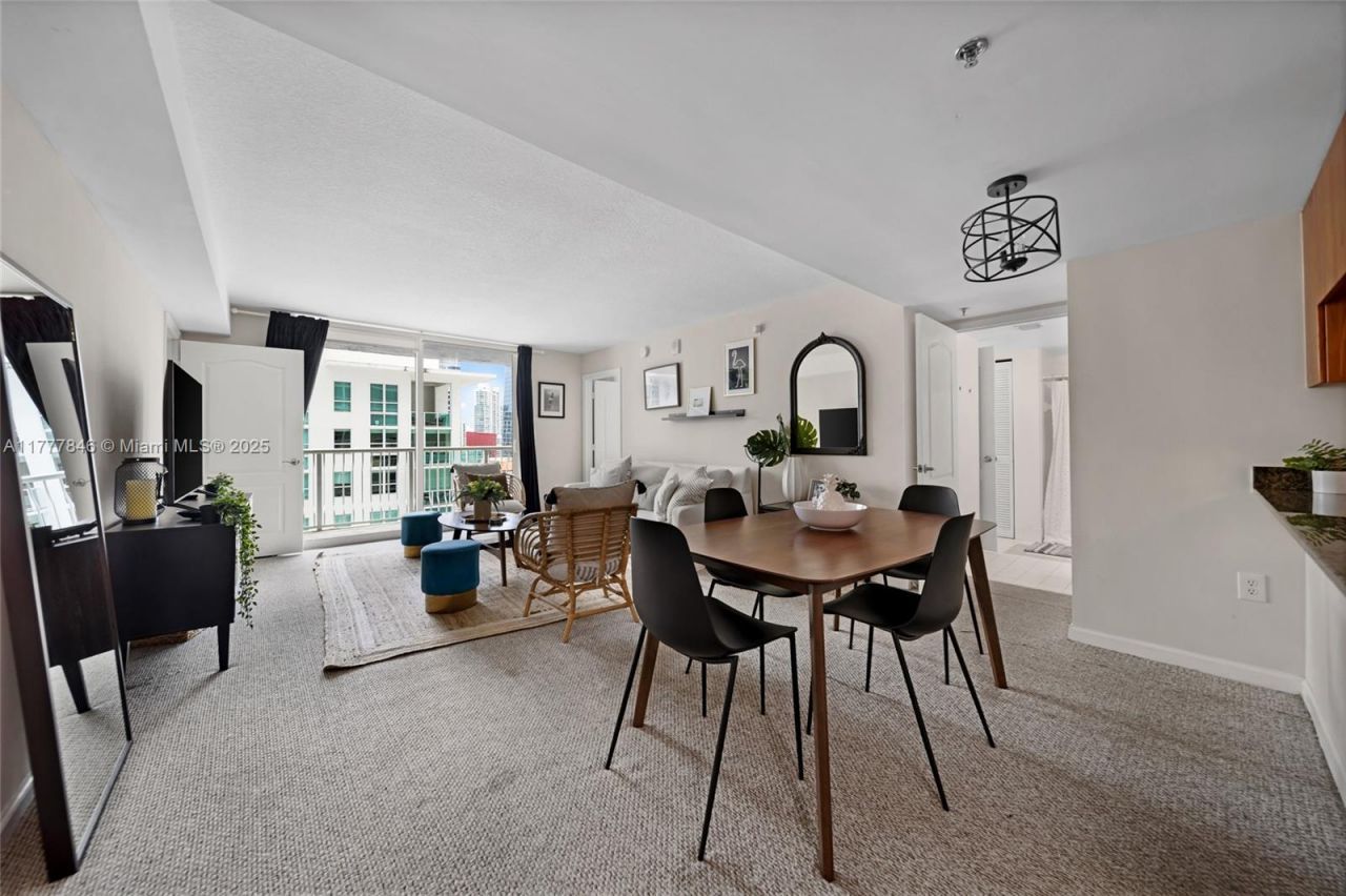 1200 Brickell Bay Dr, Unit 2515, Miami, FL 33131 Photo