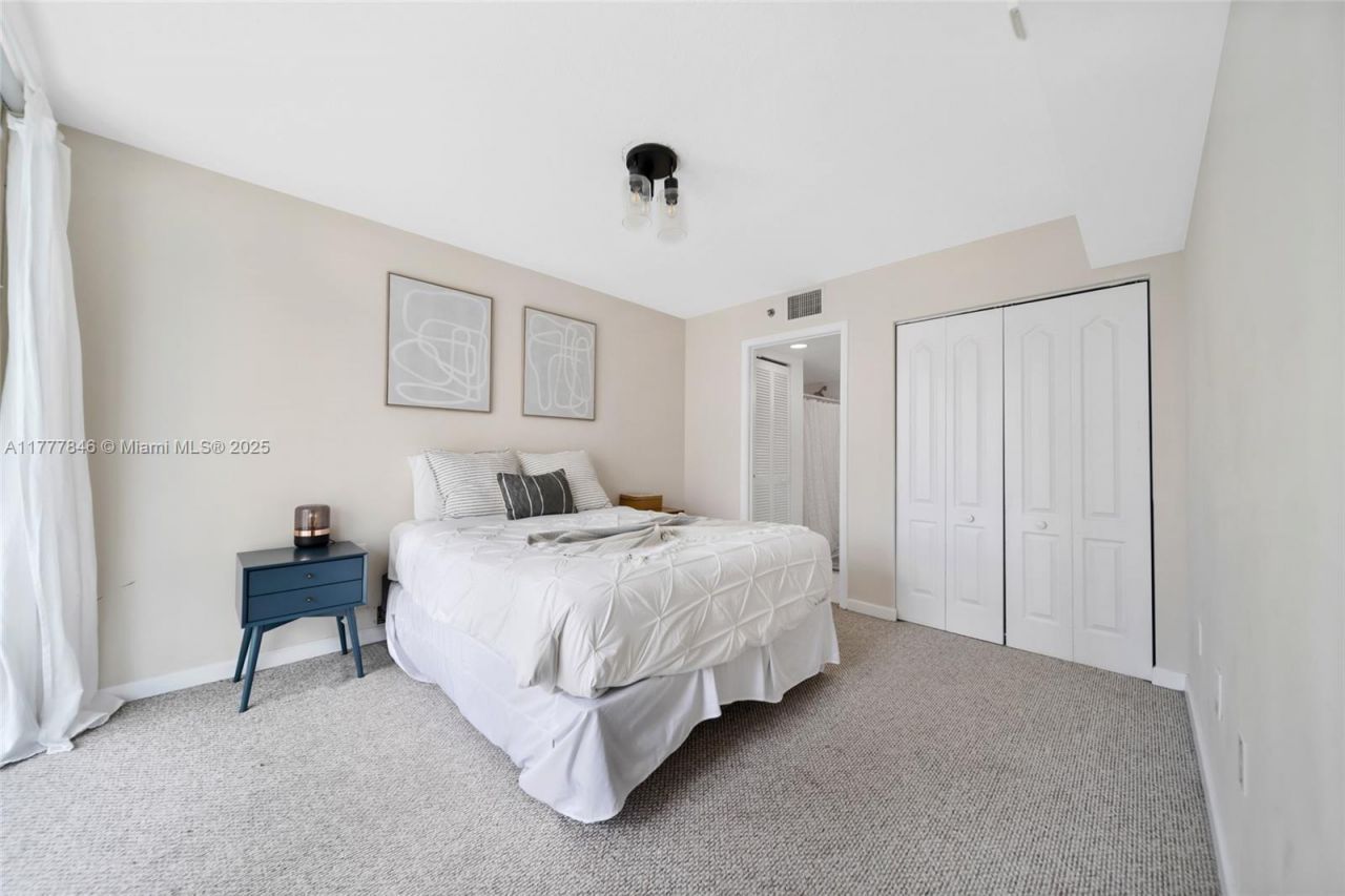 1200 Brickell Bay Dr, Unit 2515, Miami, FL 33131 Photo