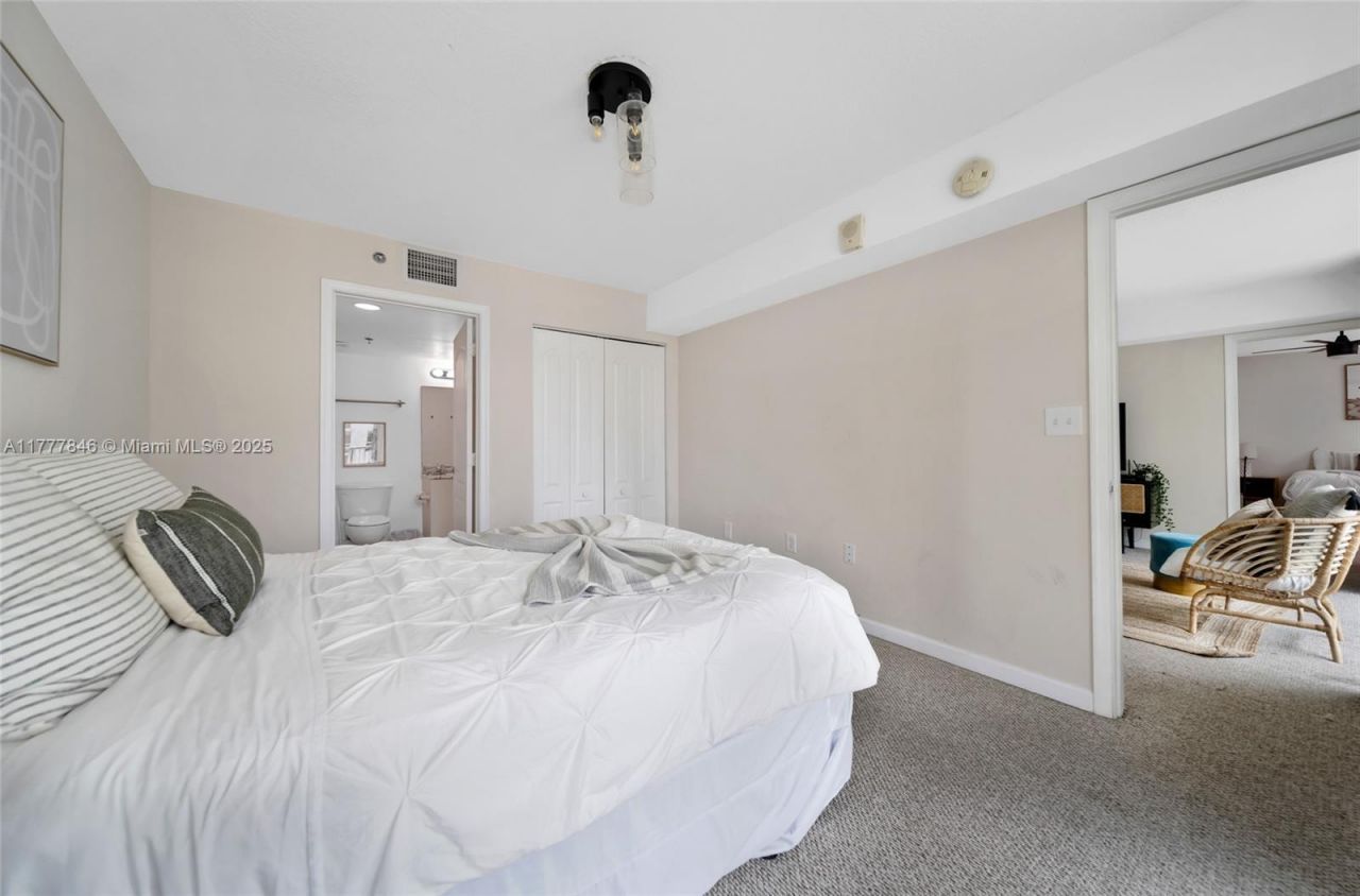 1200 Brickell Bay Dr, Unit 2515, Miami, FL 33131 Photo