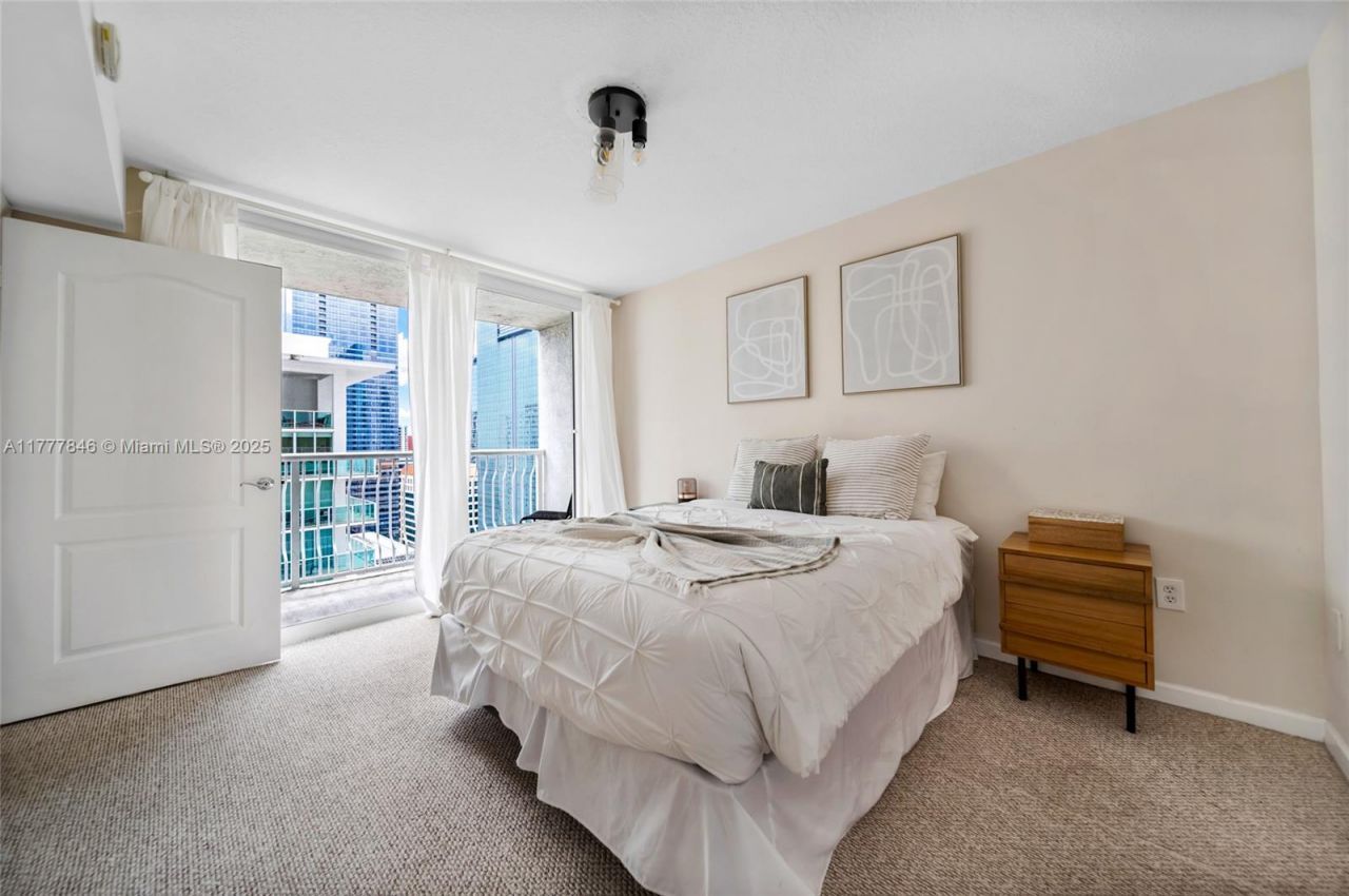 1200 Brickell Bay Dr, Unit 2515, Miami, FL 33131 Photo