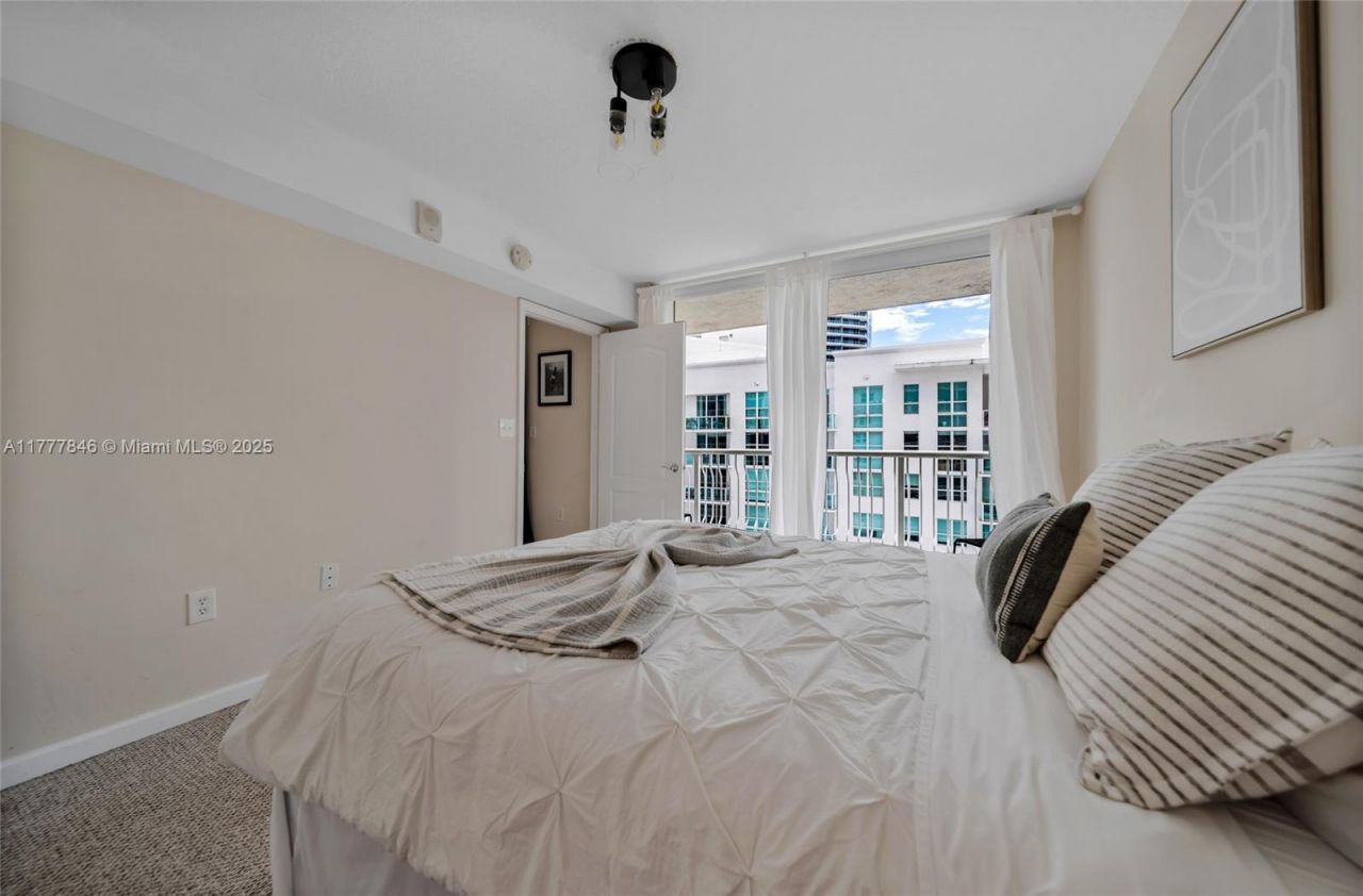 1200 Brickell Bay Dr, Unit 2515, Miami, FL 33131 Photo