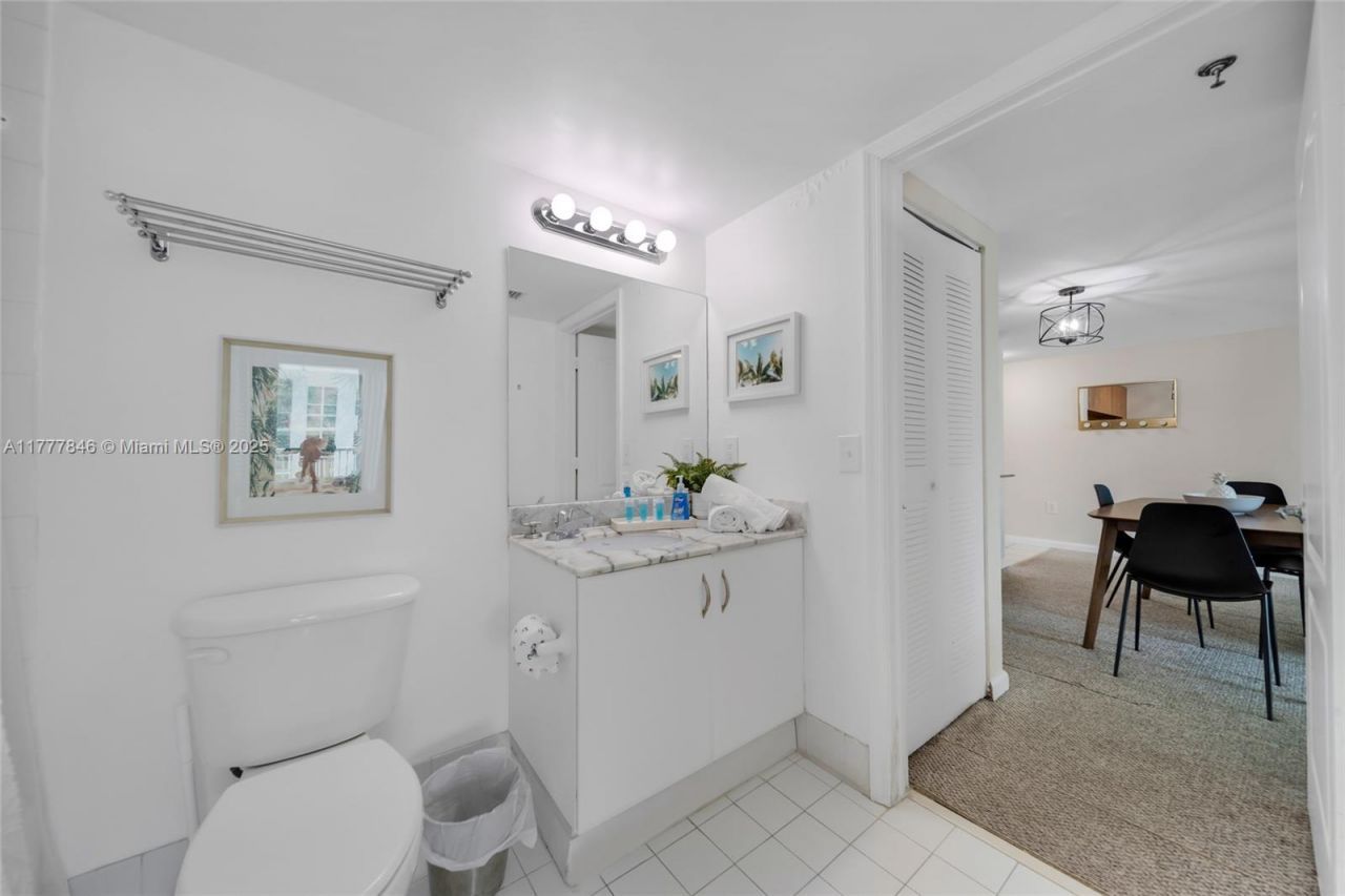 1200 Brickell Bay Dr, Unit 2515, Miami, FL 33131 Photo