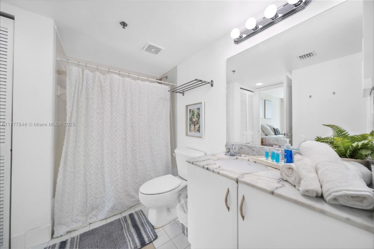 1200 Brickell Bay Dr, Unit 2515, Miami, FL 33131 Photo