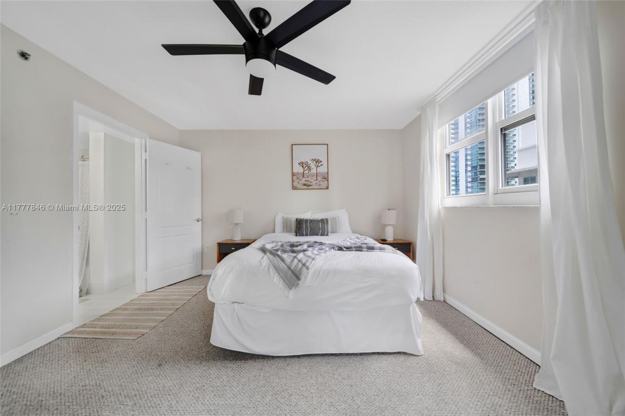 1200 Brickell Bay Dr, Unit 2515, Miami, FL 33131 Photo