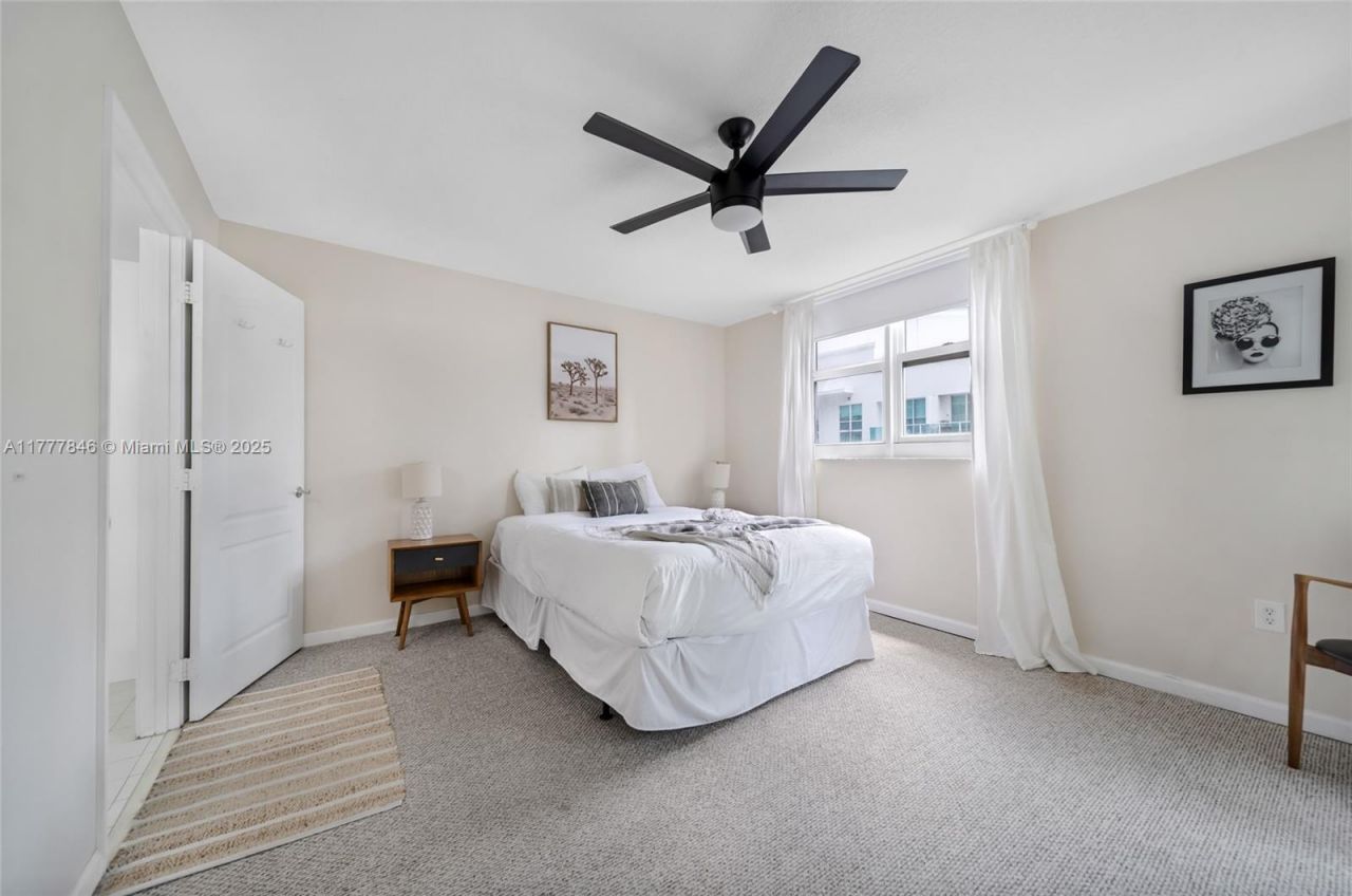 1200 Brickell Bay Dr, Unit 2515, Miami, FL 33131 Photo