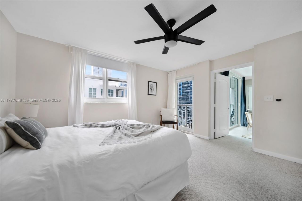 1200 Brickell Bay Dr, Unit 2515, Miami, FL 33131 Photo