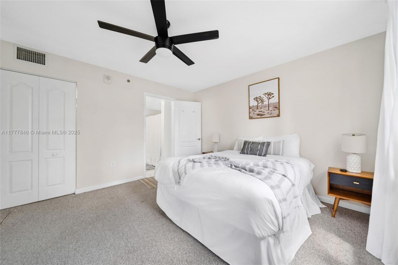 1200 Brickell Bay Dr, Unit 2515, Miami, FL 33131 Photo