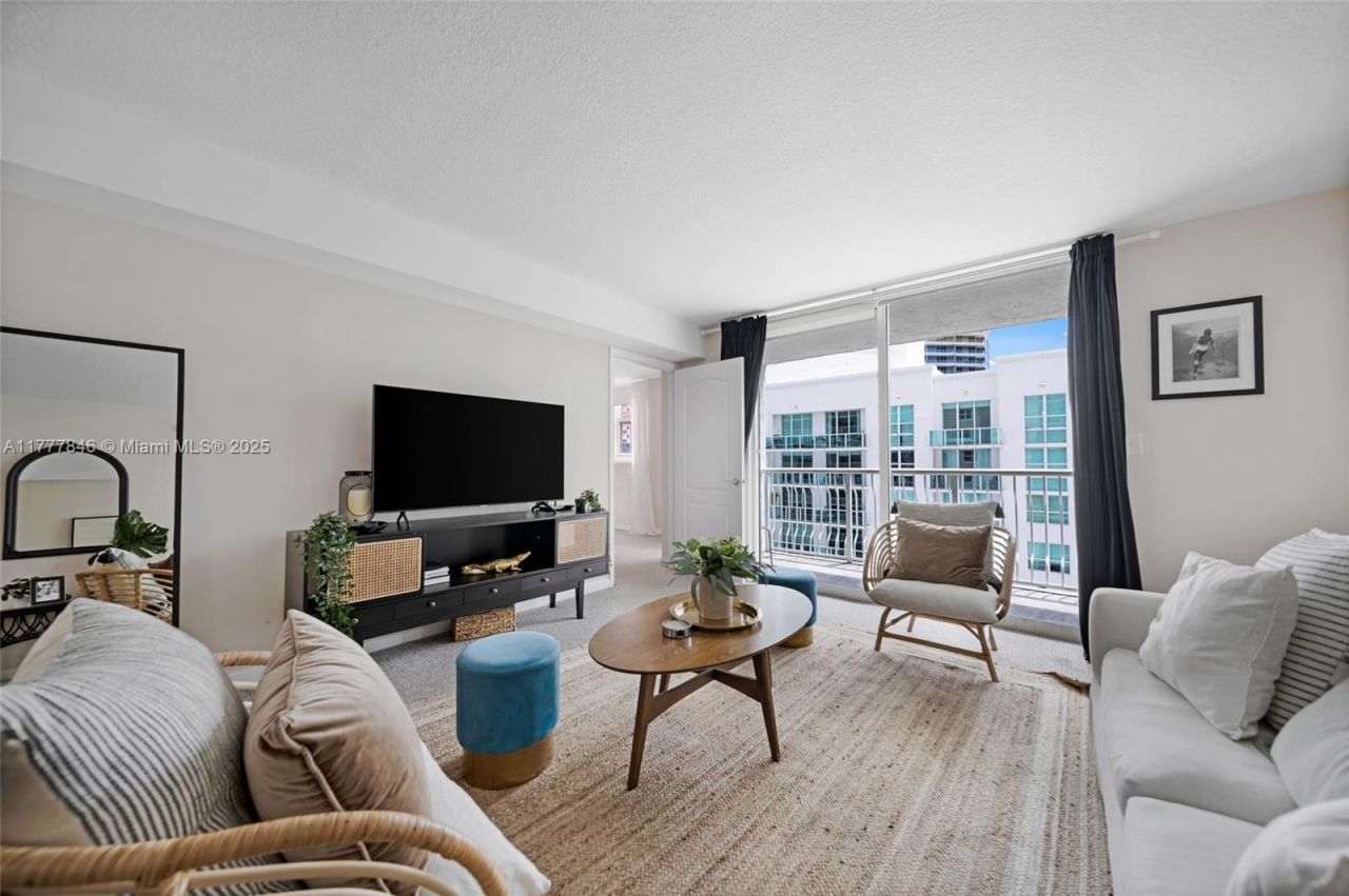 1200 Brickell Bay Dr, Unit 2515, Miami, FL 33131 Photo