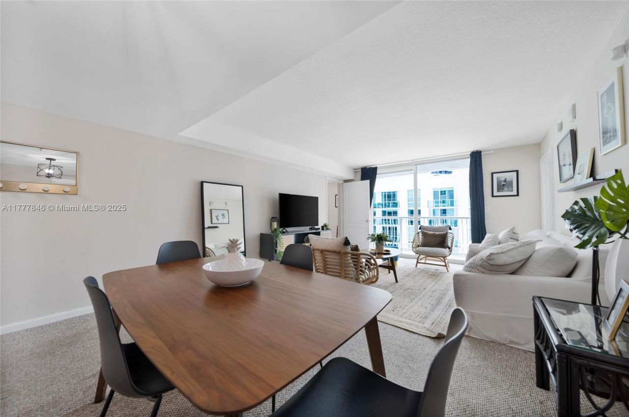 1200 Brickell Bay Dr, Unit 2515, Miami, FL 33131 Photo