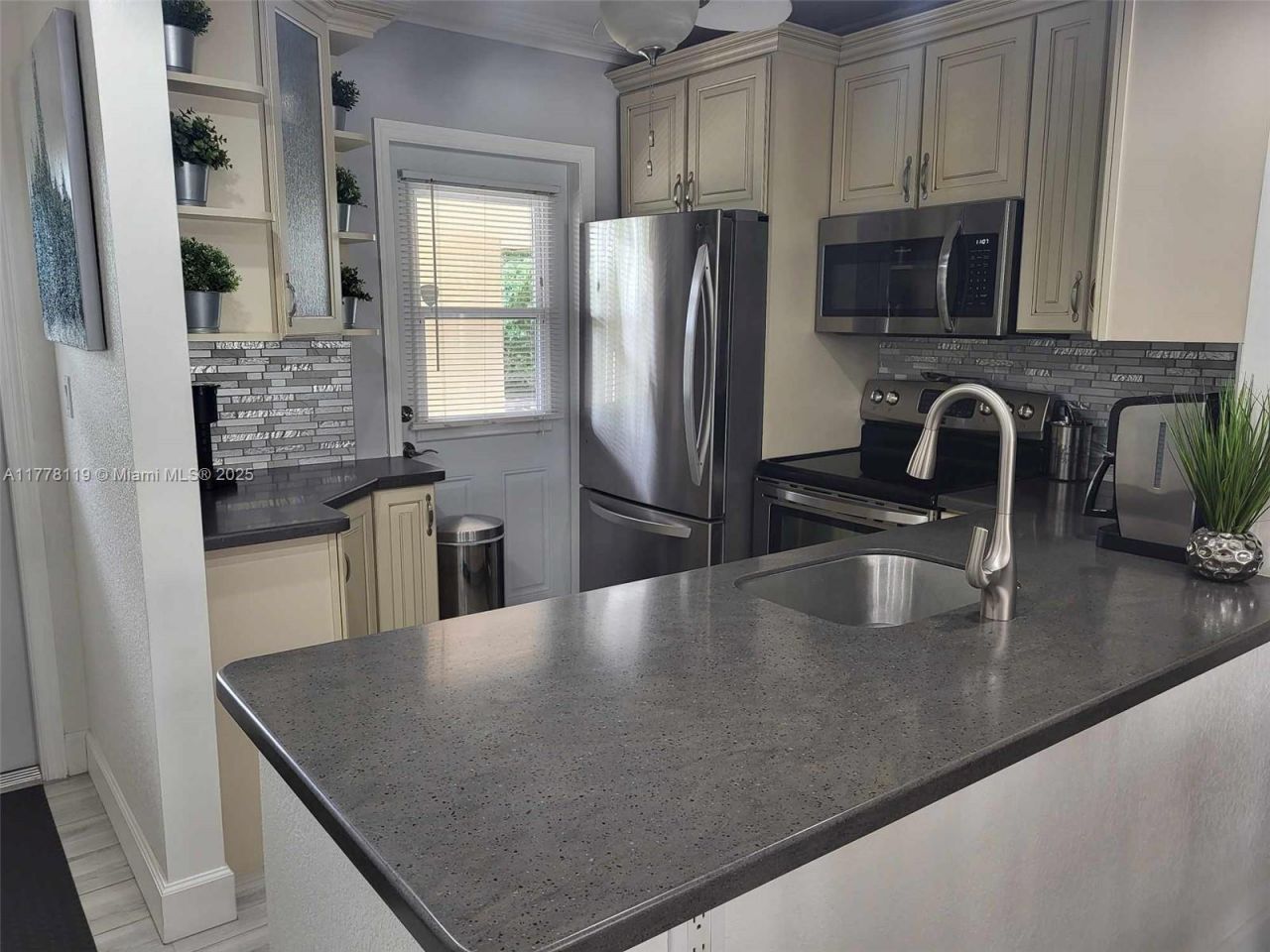 4701 NW 34th St, Unit 602, Lauderdale Lakes, FL 33319 Photo