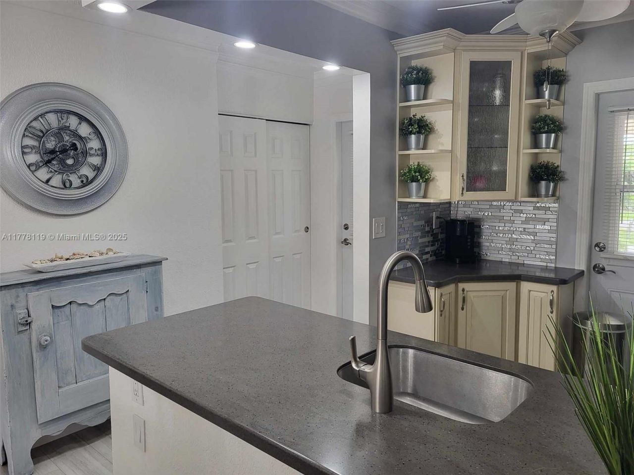 4701 NW 34th St, Unit 602, Lauderdale Lakes, FL 33319 Photo