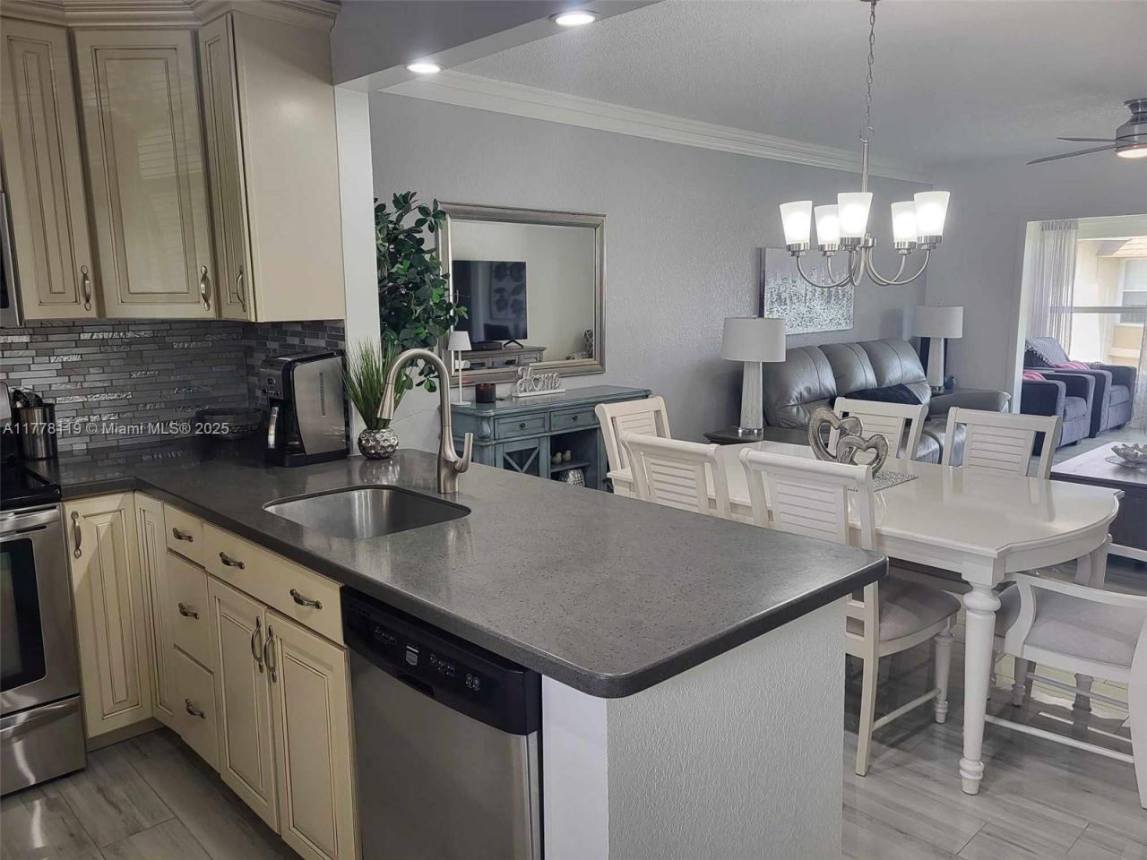 4701 NW 34th St, Unit 602, Lauderdale Lakes, FL 33319 Photo