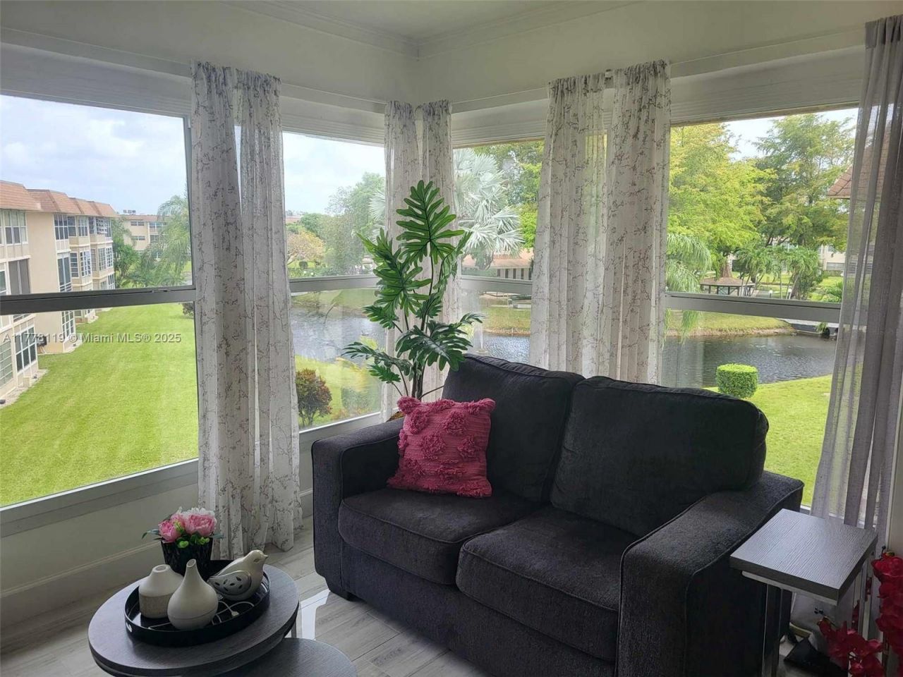 4701 NW 34th St, Unit 602, Lauderdale Lakes, FL 33319 Photo