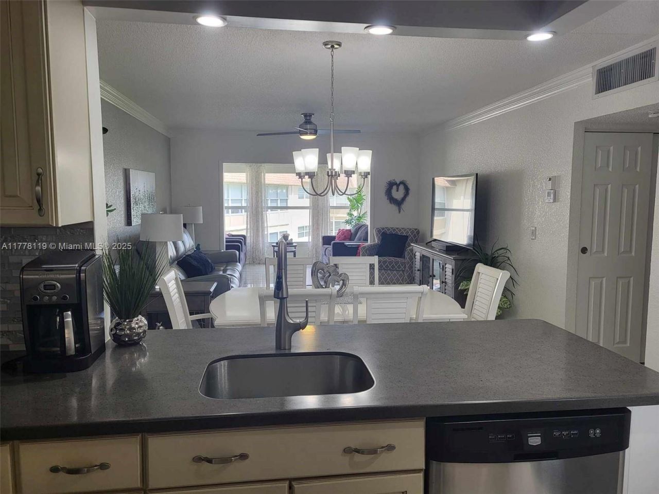 4701 NW 34th St, Unit 602, Lauderdale Lakes, FL 33319 Photo