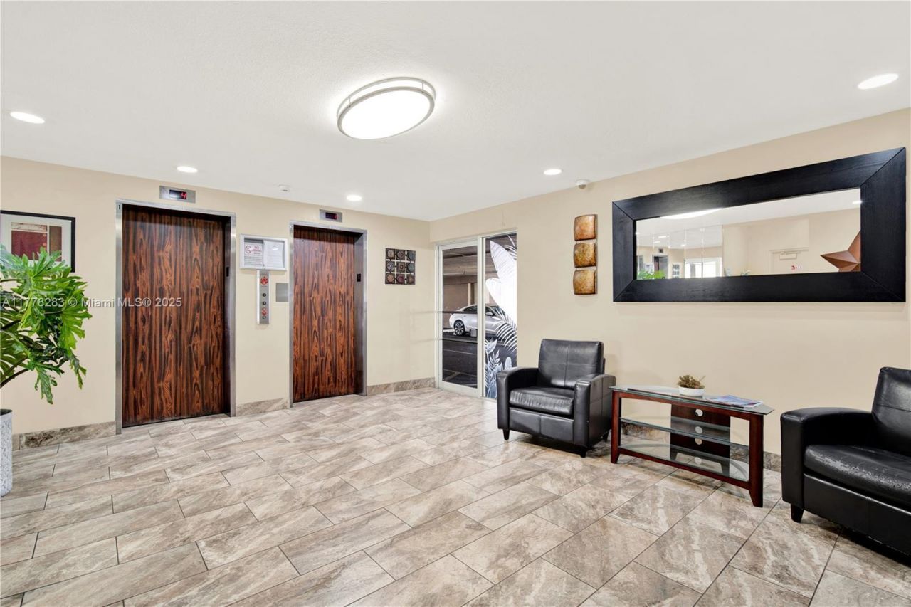 1811 Jefferson St, Unit 209, Hollywood, FL 33020 Photo