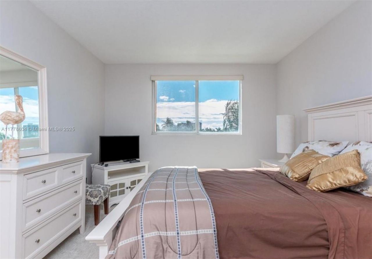 201 Golden Isles Dr, Unit 301, Hallandale Beach, FL 33009 Photo