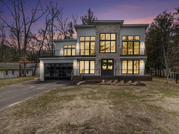 7505 S Lakeshore Drive, Pentwater, MI 49449