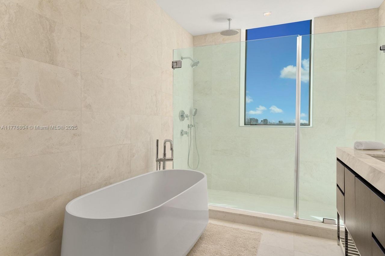 340 W 42nd St, Unit 601, Miami Beach, FL 33140 Photo