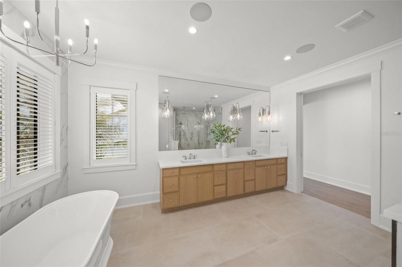 619 Key Royale Drive, Holmes Beach, FL 34217 Photo