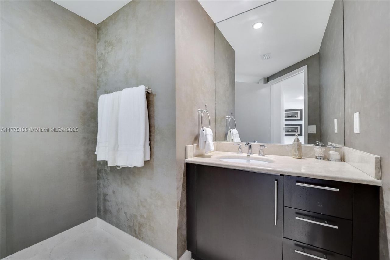 1331 Brickell Bay Dr, Unit 2605, Miami, FL 33131 Photo