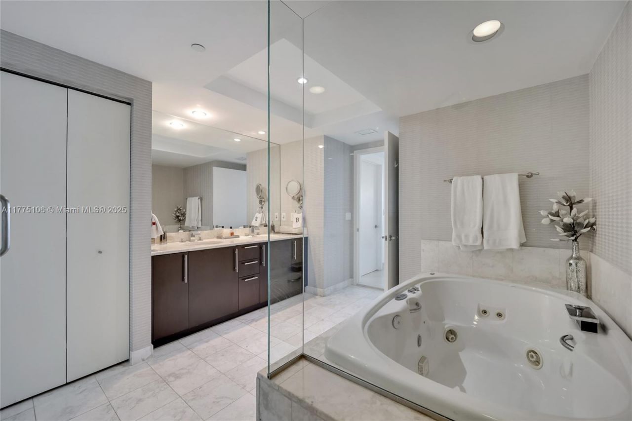 1331 Brickell Bay Dr, Unit 2605, Miami, FL 33131 Photo