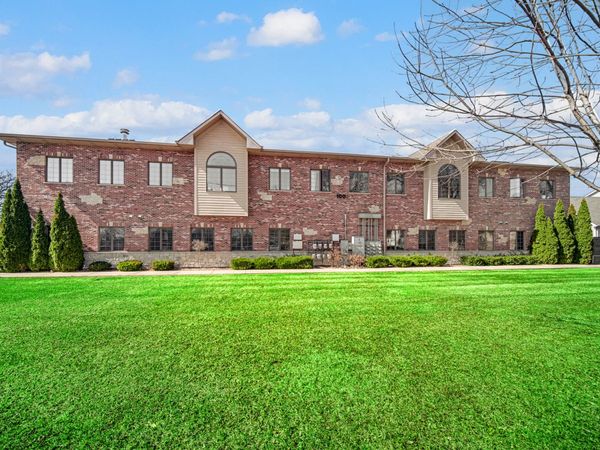 100 Batson Court, Unit 202, New Lenox, IL 60451