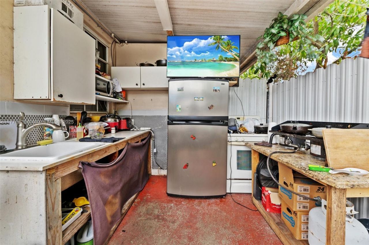 5031 NW 4th St, Miami, FL 33126 Photo