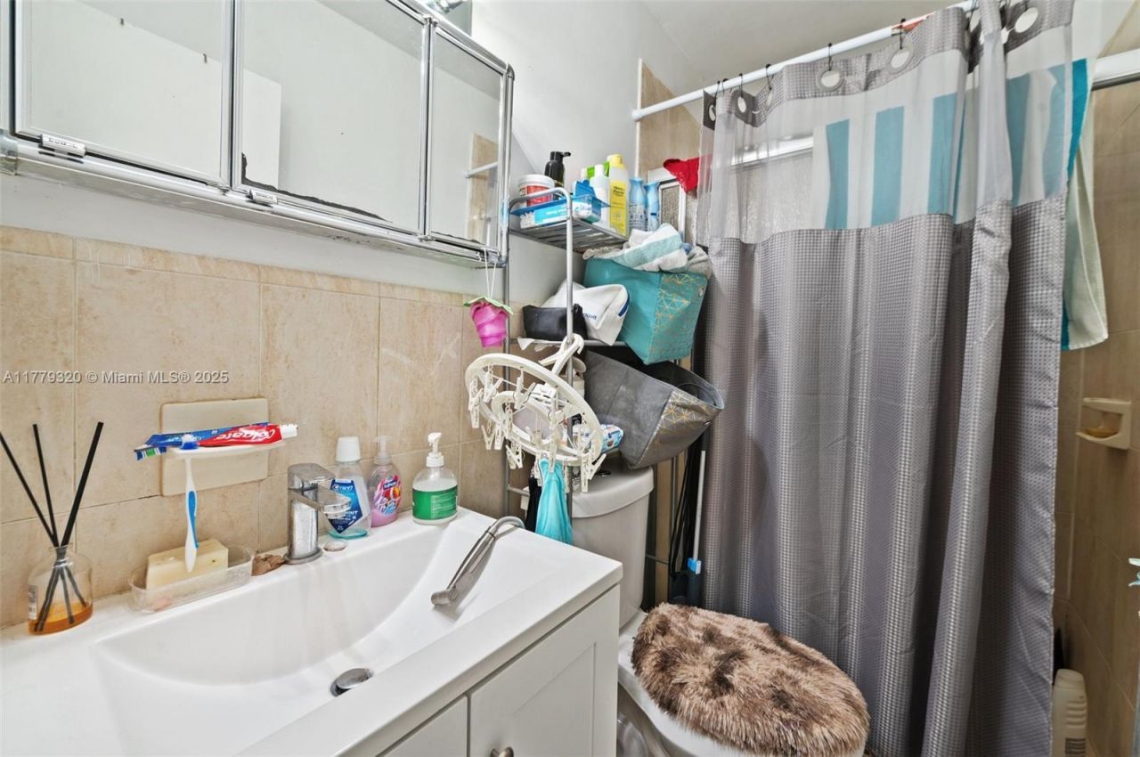 5031 NW 4th St, Miami, FL 33126 Photo