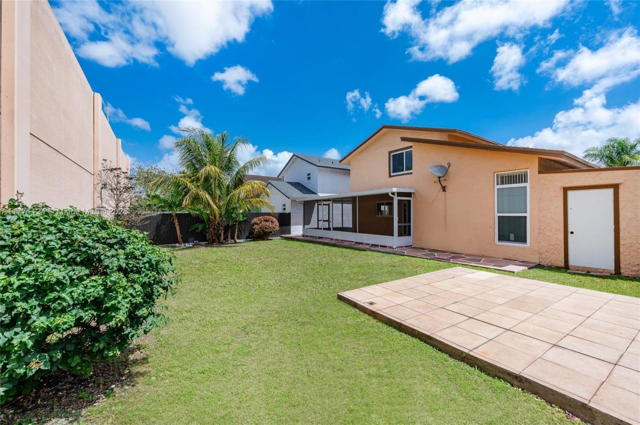 1007 NW 106th Ave Cir, Miami, FL 33172 Photo