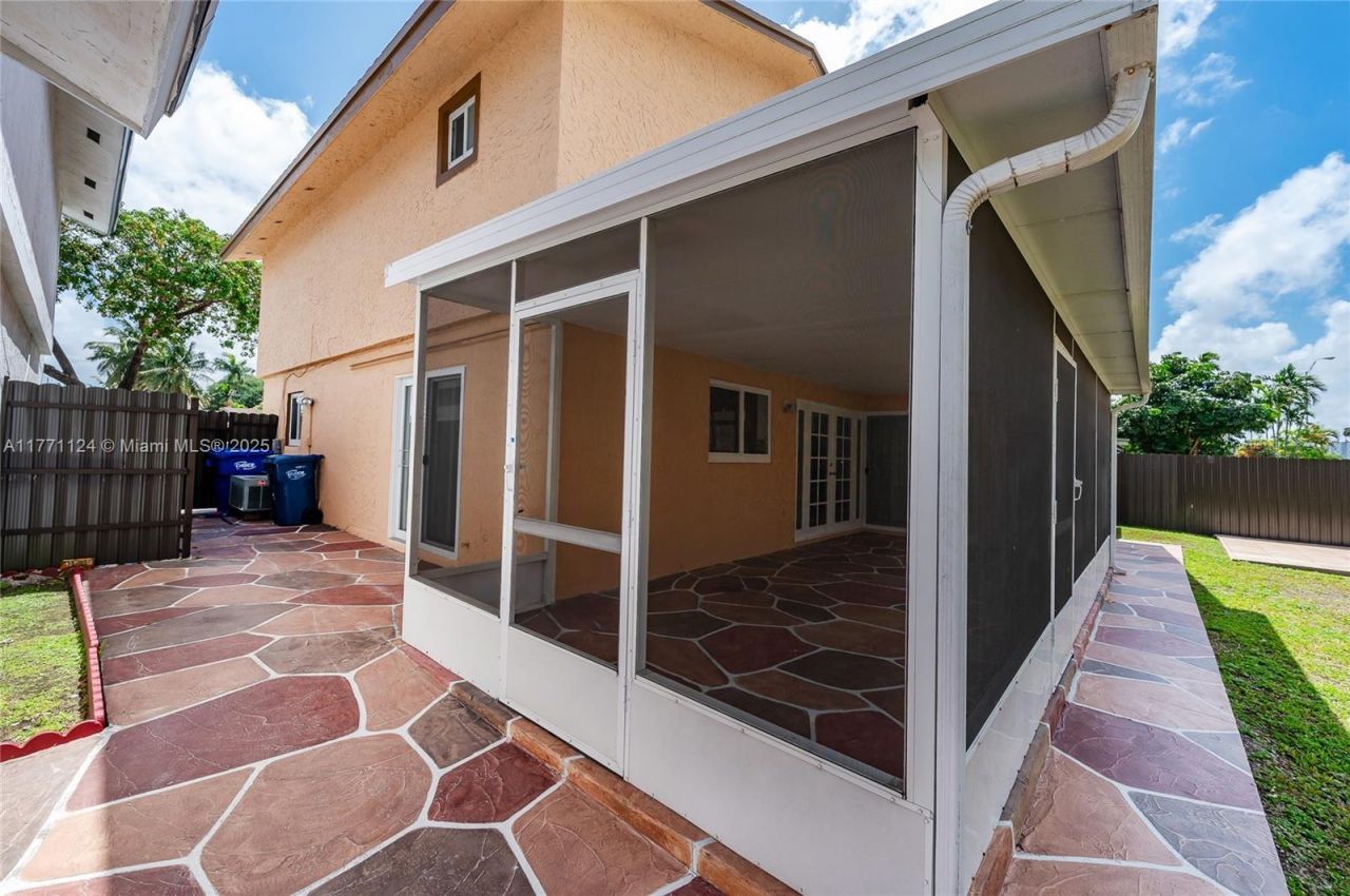 1007 NW 106th Ave Cir, Miami, FL 33172 Photo