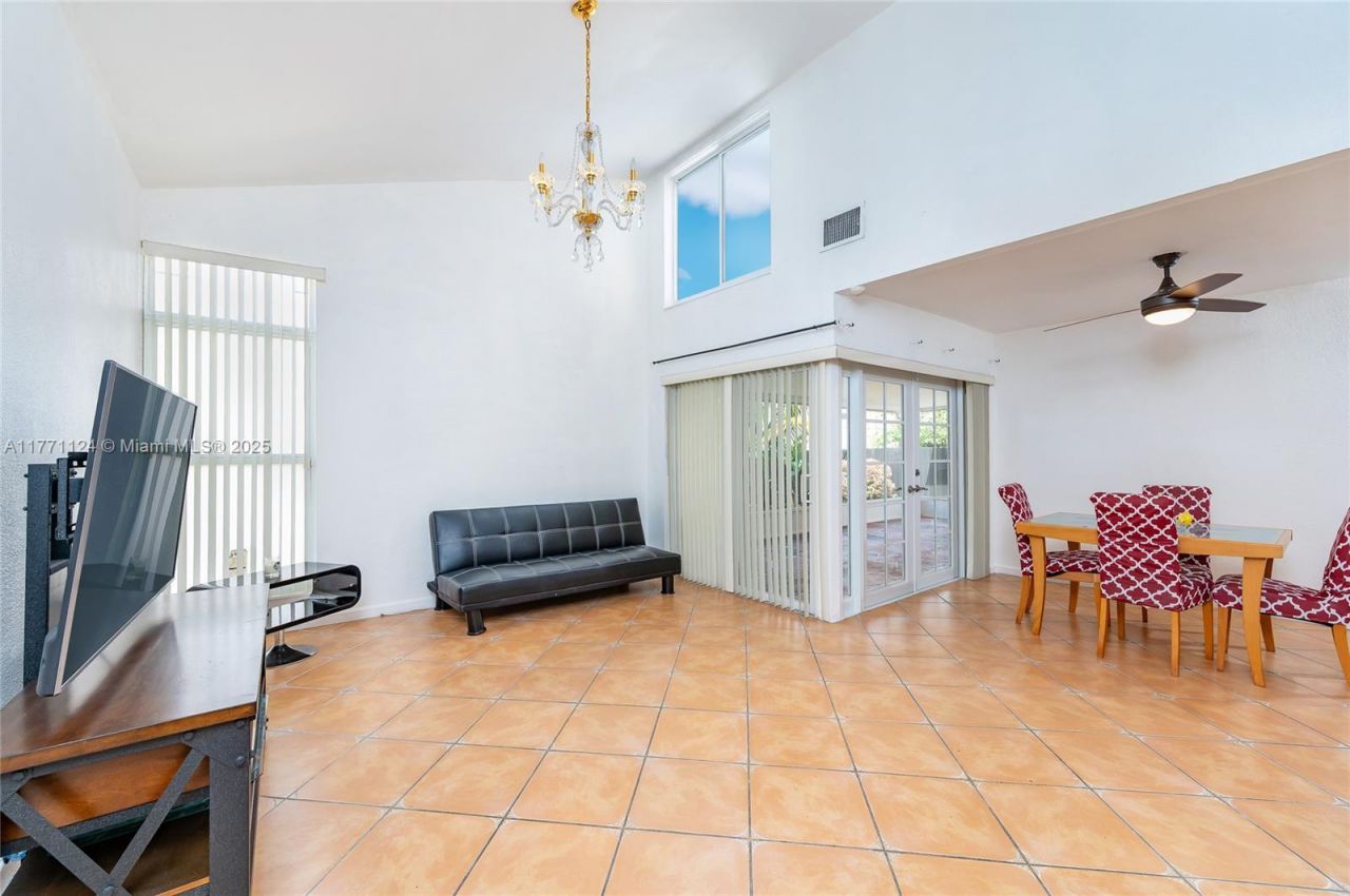 1007 NW 106th Ave Cir, Miami, FL 33172 Photo