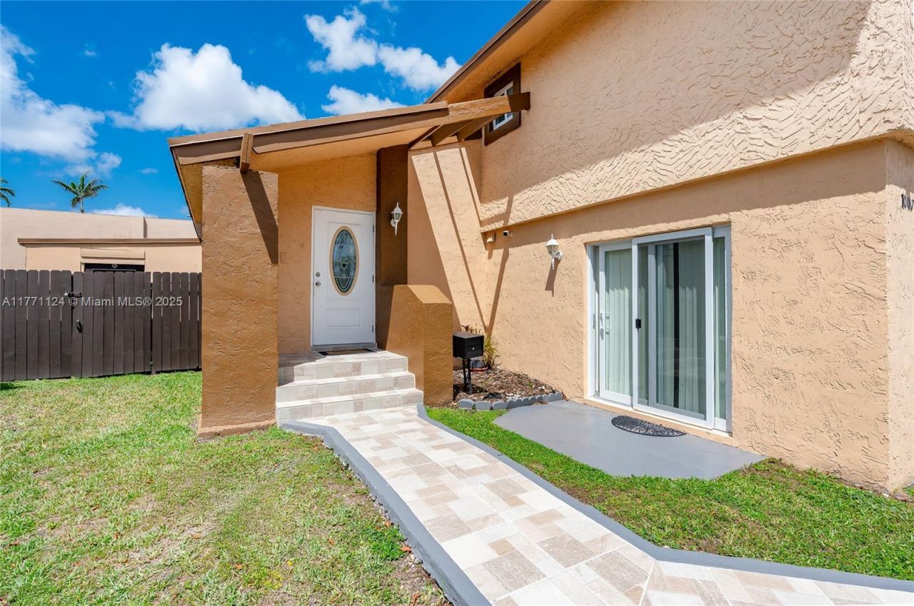 1007 NW 106th Ave Cir, Miami, FL 33172 Photo