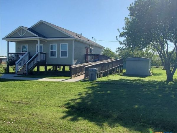 501 S 13th Street, Seadrift, TX 77983