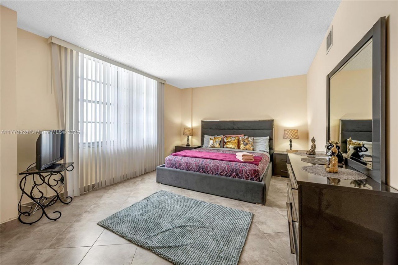 3725 S Ocean Dr, Unit 1015, Hollywood, FL 33019 Photo